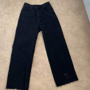 Jeans köpta från shein i strl xs. Knappt använda men har fläck på ena byxbenet. 