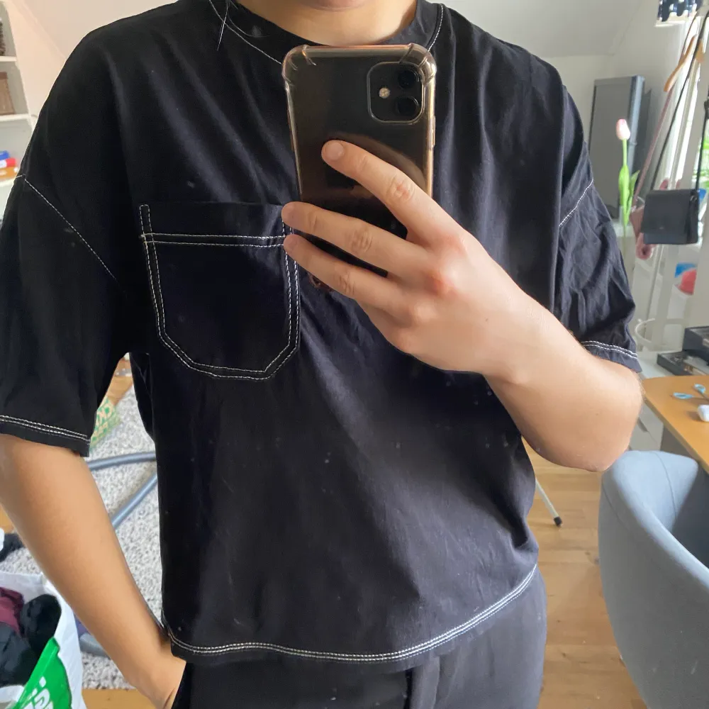 Enkel t-shirt från monki som jag helt enkelt inte använt så mycket och därför säljer jag. Oversize så passar flera, är själv M/L. . T-shirts.