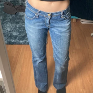 Lågmidjade bootcut jeans - Säljer dessa as fina jeans från Levis. Midjemåttet är ca 37 cm tvärs över och innerbenslängden ca 72 cm men sitter bra på mig med ungäfär 80 cm i innermedslängd! Passar nog en S eller liten M. Om fler är intresserade blir det budgivning. Skriv privat vid mer frågor!😊