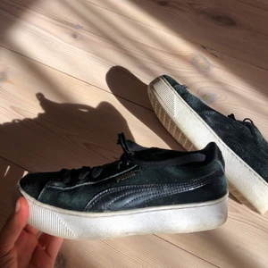Puma skor - Puma skor i mocka med hög sula. Har lite slitningar.