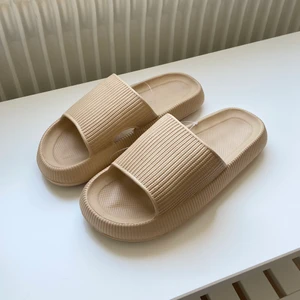 Oanvända tofflor - Oanvända trendiga gummi tofflor. Storlek 40-41 men sitter som 39.