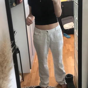 Vita lågmidjade byxor - Säljer dessa lågmidjade byxor. Materialet är inte riktigt jeans men inte heller mjuka, lite mer luftiga som man har till sommaren💗 Storlek 40 men passar mig som har 38!! 