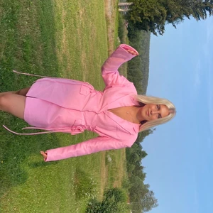 Dröm klänning - Denna fina rosa klänning från Hanna Schönberg kommer tyvärr inte till användning. Haft den en gång och de är den gången på bilden. Otroligt fin till sommaren😍✨ 450kr + frakt