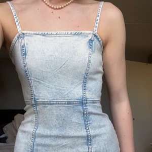 Jeansklänning - Superskön jeansklänning från H&M i mjukt, stretchigt material. Sitter jättefint som en bodycon klänning. Fler bilder kan fås vid intresse 🥰 
