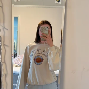 Snygg sweatshirt!! - Fin sweatshirt från Gina Tricot som inte kommit till andväning. 