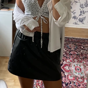 Läderkjol - Svart läderkjol / skinnkjol. Ej äkta skinn men bra imitation. Pris kan diskuteras 