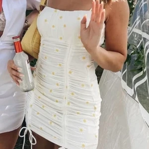 Sommarklänning prinsess polly - Säljer denna underbart fina sommarklänningen från Princess Polly med sina somriga detaljer🥰 Lånade bilder från personen som jag köpte den av på Plick, men tyvärr passade den inte mig.