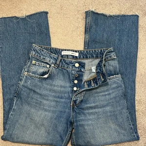 Gina Jeans strl 36 - Jeans använda  1-2 gånger och det är väldigt bra skick på byxan.