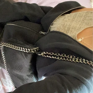 Zara väska - Zara väska, pris är disskuterbart. Ganska stor, rymmer mycket. Axelremmen går att ha på flera sätt. Samfraktar gärna