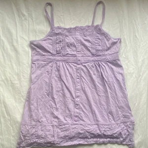 y2k linne - Säljer detta super gulliga linnet med broderi och paljetter, samt slitningar på bägge sidor. Barnstorlek (146/152) men passar S, XS eller mindre! Säljer då jag inte använder den längre! Bra skick! Köparen står för frakt. 💕