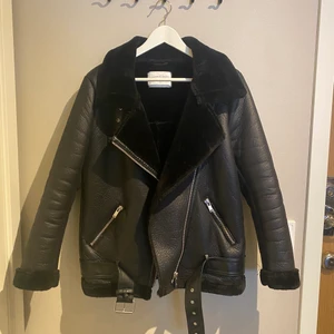 Snygg bikerjacka i svart från Zara - Populär jacka från Zara, vinterjacka. Storlek M. Hämtas vid Fridhemsplan eller skickas för 167 kr.