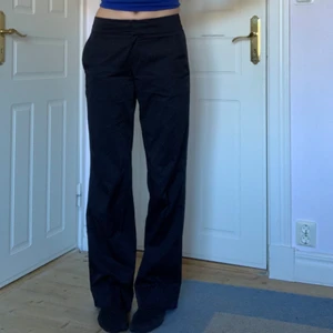 Svarta mid rise kostymbyxor  - Snygga svarta kostymbyxor i tjockt material och bra kvalitet. Jag är 175. Köpta second hand, men de är i mycket bra skick. Passa mig bra som brukar ha storlek 38. Köparens står för frak🌸