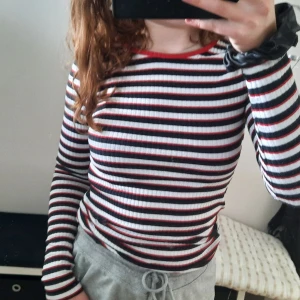 Randig tröja från only - Ribbad, randig tröja från only. Tröjan är i strl M