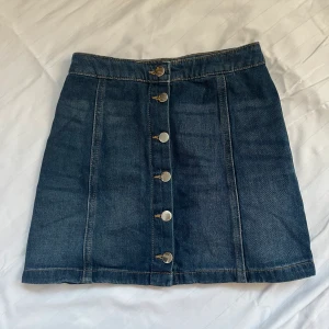 Jeanskjol - Jeanskjol med silverknappar, som passar till det mesta. ❣️