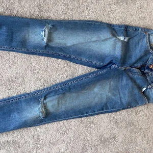 Jeans  - Jeans från hm med hål på knäna, storlek 36, 170 inklusive frakt☺️