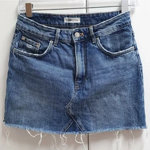 Jeans kjol - Fint skick, endast använd ett par gånger då den inte passar längre. Storlek S.