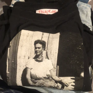 Frida kahlo t shirt - Croppad t shirt i nyskick!