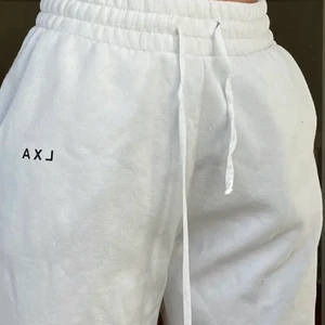 Vita mjukis - Vita mjukisbyxor från lxa🤍 Andvända fåtal gånger!