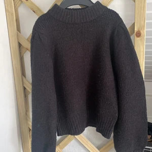 Stickad tröja - Säljer denna fina stickade tröja från Gina Tricot. Den är storlek XS men passar mig som alltid har S i såna här tröjor. Den har lite puffiga axlar. Säljer denna pga att jag inte använder den längre. Köparen står för frakten!