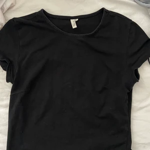 Nelly tröja - Svart nelly tröja som är croppad , jätte snygg och passar med allt! Säljer massa mer billiga toppar så in o kika 🤩