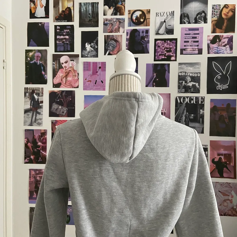 En croppad zip up hoodie i nyskick ! Sjukt fin men används inte skriv för mer frågor :) säljer massa mer tröjor , toppar, hoodies etc så in o kika 💕. Hoodies.