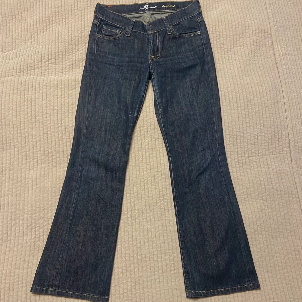 Superfina lågmidjade jeans från 7 for all mankind. Skulle säga att de passar någon som är 160-163. . Jeans & Byxor.
