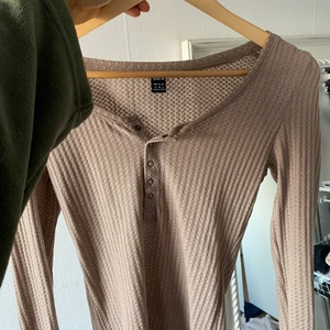 Elena gillbert inspirerad tröja  - Elena gillbert inspirerad tröja, sitter bodycon och bra. Lite stickad och u ringad. Frakt tillkommer eller möts i sthlm 