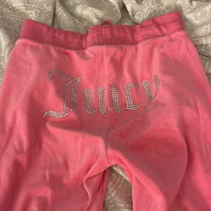 Juicy byxor - Säljer mina fina rosa juicy byxor då dem tyvärr är förstora och inte min stil löngre! Sparsamt använda då dem som sagt är förstora! Vi frågor är de bara att höra av sig🥰