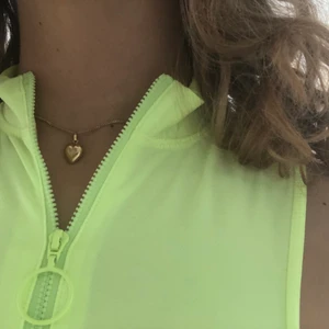 Limegrön topp - Skitsnygg limegrön topp med dragkedja. Stretchig & livar upp hela din outfit 💚 använd 2 ggr.