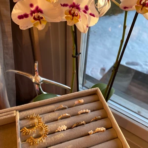 SMYCKEN  - Säljer smycken som inte används. 12kr i frakt (1x frimärke) 10kr st per accessoar. Det går att köpa fler i ett o samma köp, allt skickas gemensamt. Skriv i dm vilket nummer, för smycke som du vill köpa💓💗💖💘💕💞        Sålda = 1, 3, 9,7,5,6,2,8