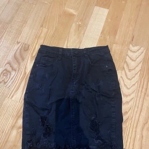 Jeanskjol - Svart jeanskjol med slitningar från missguided. Stretchig. 