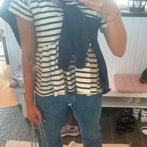 Zara - Säljer denna trendiga t-shirt från zara i storlek s. Väldigt bra skick! Säljer för 100 kr + frakt