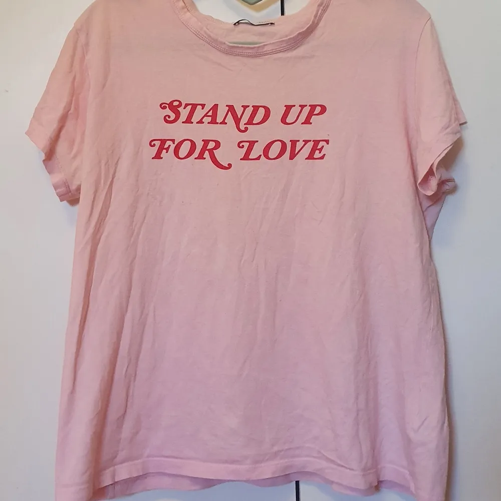 Rosa t-shirt med text i storlek M från Zara. Använd ett fåtal gånger. Frakten ingår i priset.. T-shirts.
