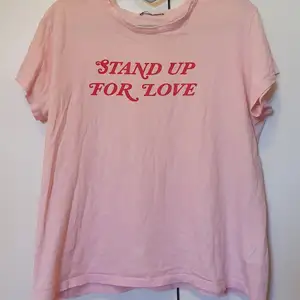 Rosa t-shirt med text i storlek M från Zara. Använd ett fåtal gånger. Frakten ingår i priset.