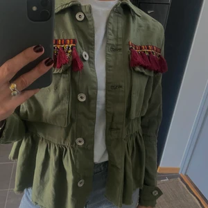 Grön jacka, stl S - Säljer en super fin grön tyg jacka från Bershka i storlek Small, fint skick!