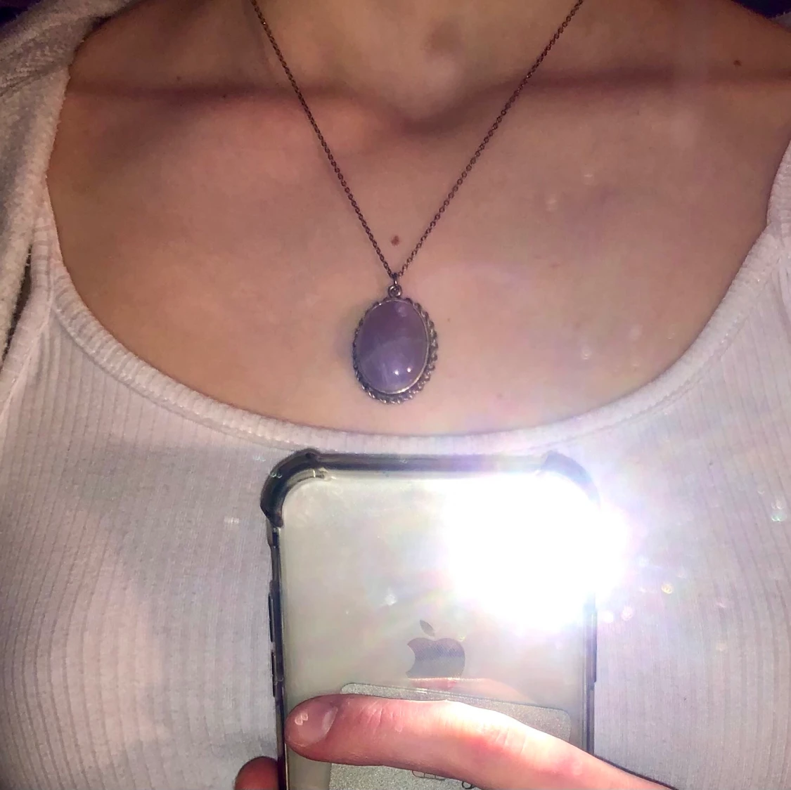 Halsband med lila sten