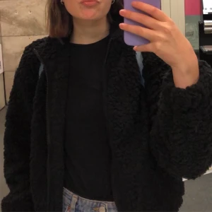 Jacka från H&M - Mysig jacka från h&m, använd ett fåtal gånger:)