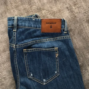Dondup Jeans  - Sjukt snygga bootcutjeans low waist, från Dondup. Inne med lågmidjat nu!! Väldigt sköna och smickrande passform:) nypris ca 2000 kr.