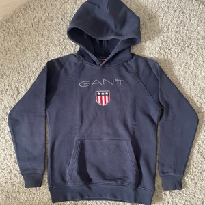 Gant hoodie stl 146/152 - Marinblå gant hoodie i använt skick, lite urtvättad. Stl 146/152. Köparen står för frakten. Inget återköp 
