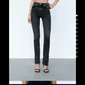 Säljer dessa snygga jeans från zara 💞dem är som nya, har klippt där nere för var för långa på mig💞passar någon som är 165-170💞kom privat för egna bilder