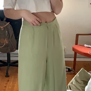 Linnebyxor - Säljer gröna linnebyxor från ASOS då dom tyvärr inte kommer till användning längre :((, köpta för 500 kr och finns inte kvar någonstans, inte använda så mycket så känns relativt nya i kvaliten ! 😍😍 (jag är 174 för längtreferens) skriv för fler bilder/videos!:))