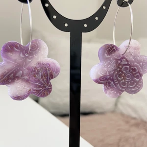 Örhängen  - Handgjorda örhängen av lera. Samfraktar. Kontakta för flera bilder eventuellt video. Storlek ca 6  cm Står ej för postens slarv Kontakta för nickelfri alternativ