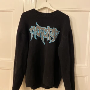 Stickad tröja med tryck - Snygg stickad tröja från weekday, passar M/L beroende på passform, bra skick, använd en del, skriv för mer bilder, säljer pga inte min stil längre