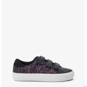 Marinblåa glittersneakers 39 - Säljer dessa skitcoola oanvända skorna då de inte kommer till användning. Buda från 300kr