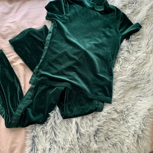 Cubus - Ett grön sett från cubus. Har använts mer än 2 gånger och den har blivit lite mindre i tvätten. Säljer för jag har växt ut dem och inte använder den längre. Byxorna kan sitta ganska taight. Fin till fester🥳❤️ Tröjan har storlek 158/164(13-14år) men självaste byxorna är storleken 134/140(9-10år) kan köpas seperata men då kr per plag❤️👍