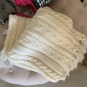 Vit mysig halsduk  - Aldrig använd