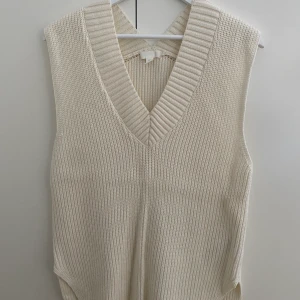 Stickad väst - Stickad väst från H&M. Storlek XS. 