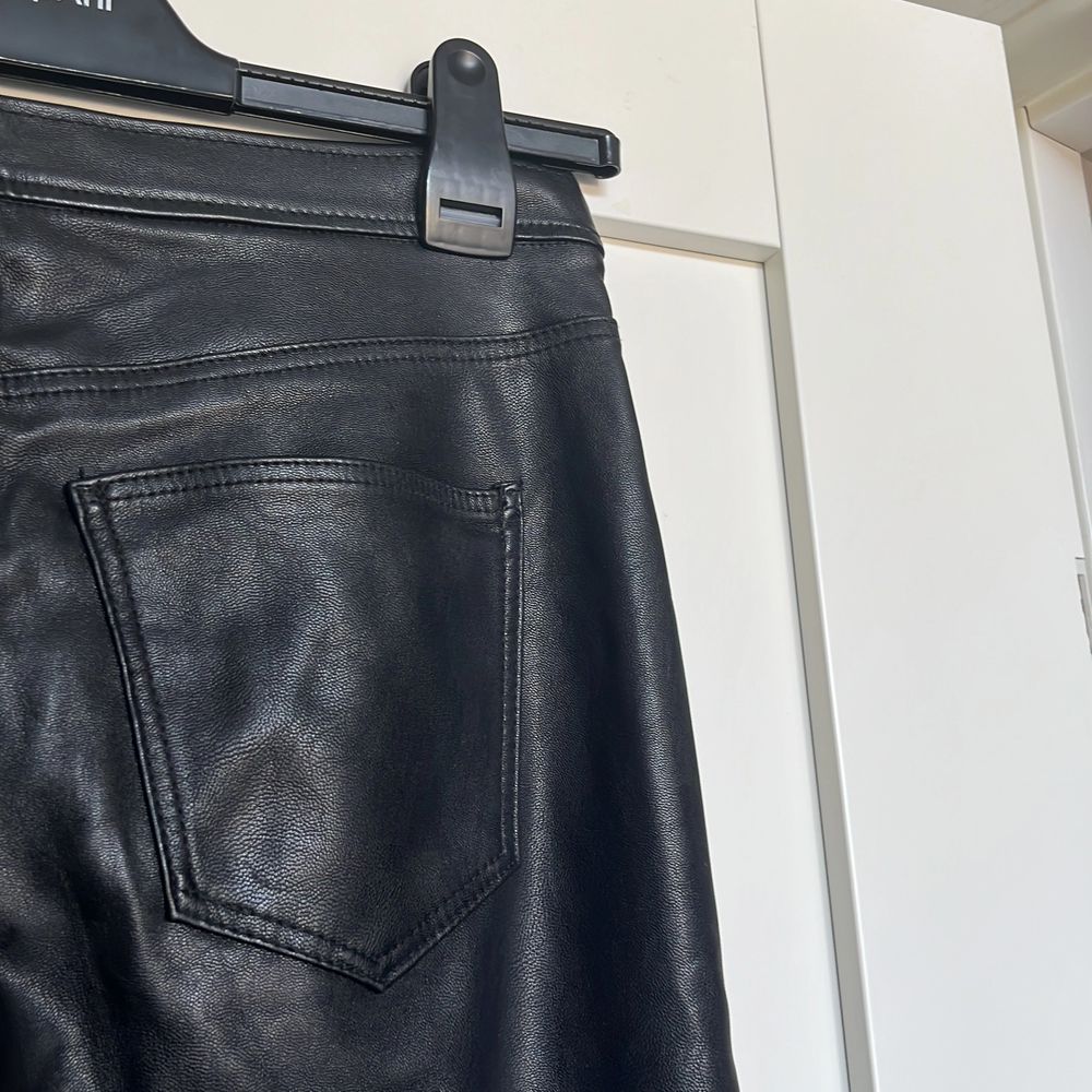 Riktigt fina svarta skinnbyxor från H&M 🖤 säljs då de inte kom till användning för jag har andra! Alltså väldigt fint skick på dom. Storlek: 38 pris: 150kr + frakt 📦. Jeans & Byxor.