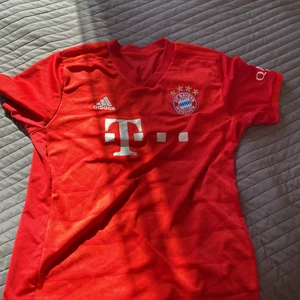 Bayern München tröja storlek M - Väldigt bekväm fotbollströja och fin att ha på sig under sommaren.