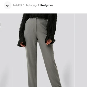 NA-KD gråa kostymbyxor - Säljer dessa snygga kostymbyxor med en superskön passform. Använts 2-3 gånger och säljer då dem blivit förstora för mig 